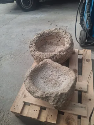 Pila de piedra labrada antigua