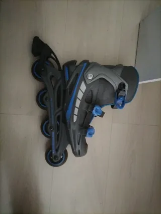 Patines en línea grises y azules