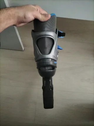 Patines en línea grises y azules