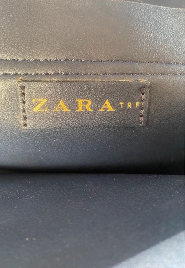 Bolso Zara tipo cartera azul con detalles dorados