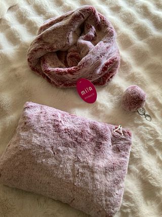 Conjunto Miya: Bolso y Cuello Pelo Rosa