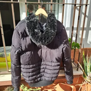 Chaqueta SikSilk Negra con Capucha y Pelo.