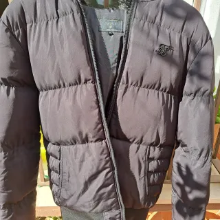 Chaqueta SikSilk Negra con Capucha y Pelo.