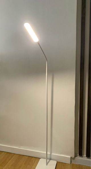 Lámpara LED de pie regulable