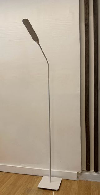 Lámpara LED de pie regulable