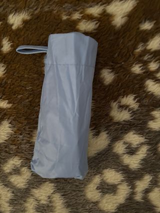 Paraguas azul plegable