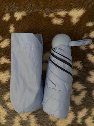 Paraguas azul plegable