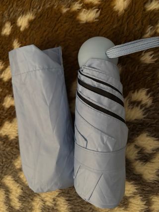 Paraguas azul plegable