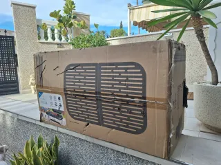 Barbecue a gas nuova, ancora nella sua confezione originale.