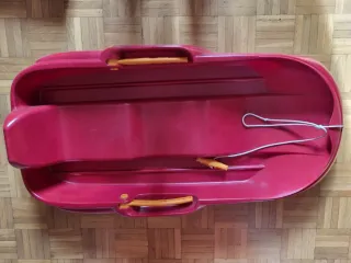 Trineo de nieve rojo