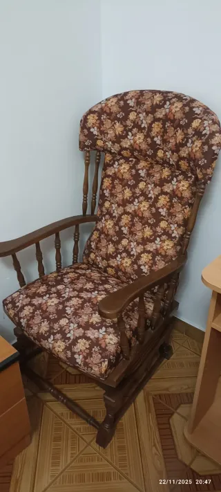 Mecedora de madera con cojines florales