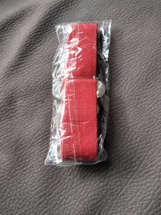 Cinturón rojo con flor brillante