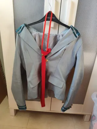 Cosplay MHA Chaqueta Gris y Corbata Roja con falda