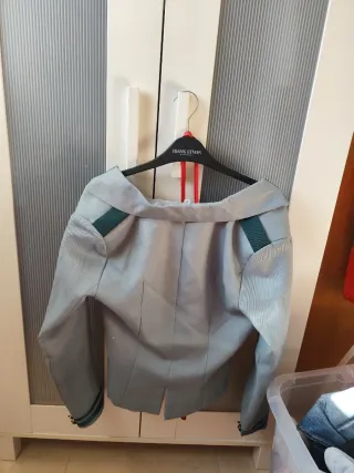 Cosplay MHA Chaqueta Gris y Corbata Roja con falda