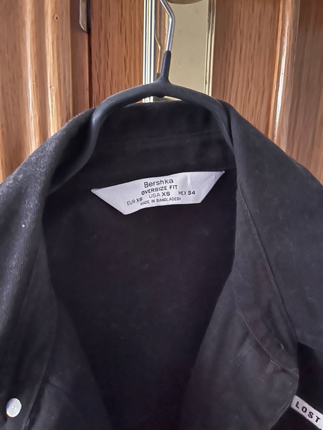 Chaqueta Bershka Negra estampada