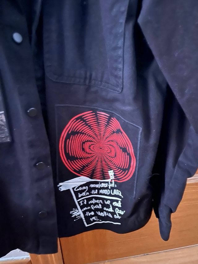 Chaqueta Bershka Negra estampada