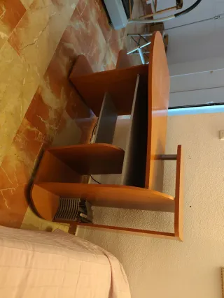 Escritorio de madera marrón