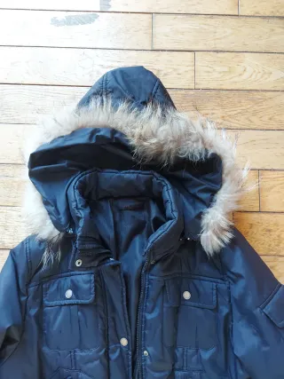 Cazadora negra con capucha y pelo