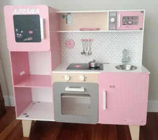 Cocinita de madera rosa