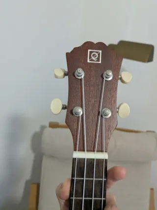 Ukelele de madera oscura