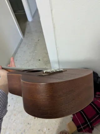 Ukelele de madera oscura