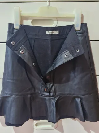 Falda mini cuero negro volante Stradivarius