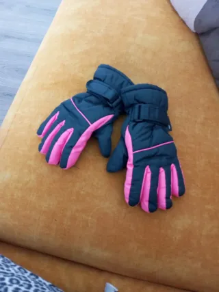 Guantes de nieve negros y rosas