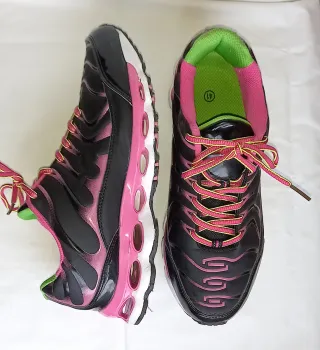 41. Zapatilla deportiva negra y rosa.