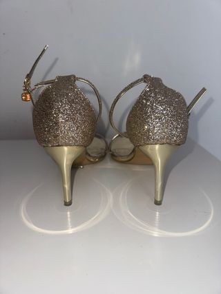 Zapatos de tacón dorados brillantes