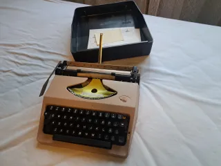 Máquina de escribir vintage color beige