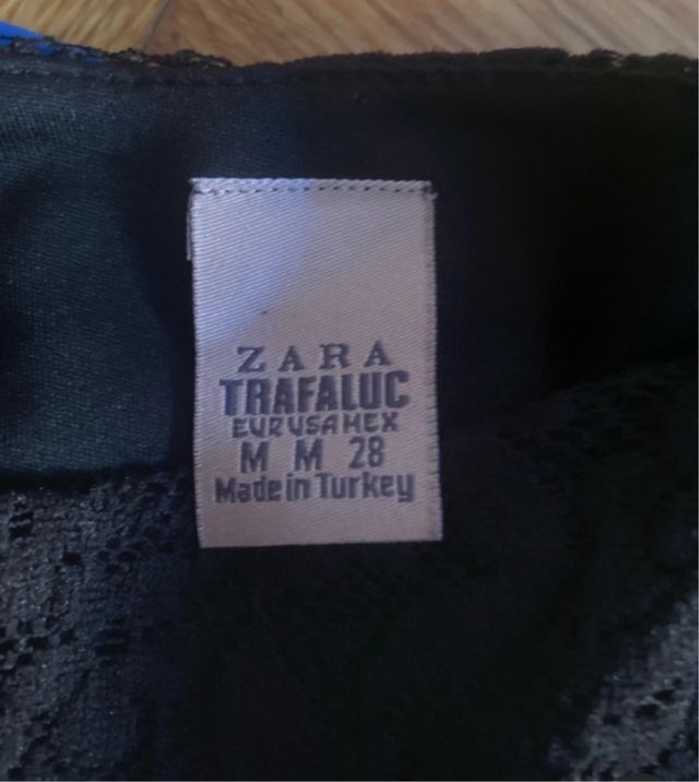 Vestido Zara negro encaje corto