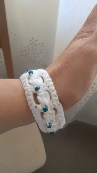 Pulsera crochet blanca con abalorios