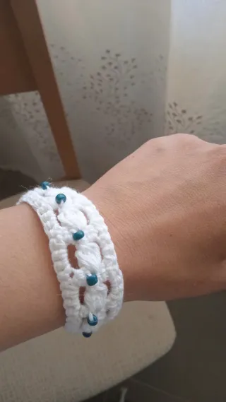 Pulsera crochet blanca con abalorios