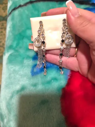 Pendientes largos plateados con pedrería