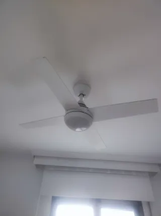 Ventilador de techo blanco