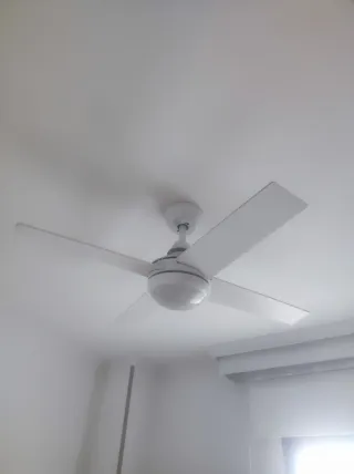 Ventilador de techo blanco