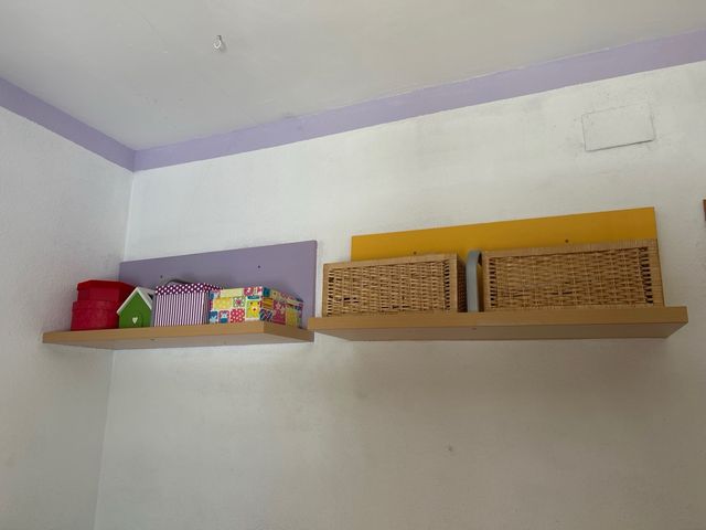 Cama nido, mesita y estantes