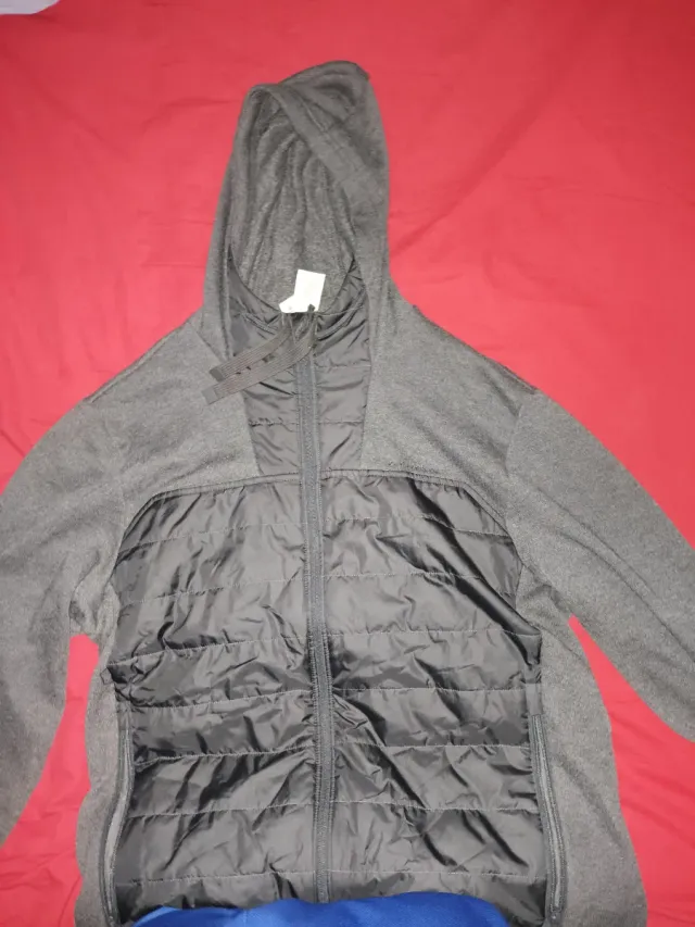 Chaqueta gris y negra con capucha