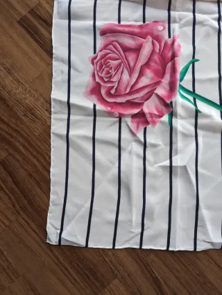 Foulard in seta con rose