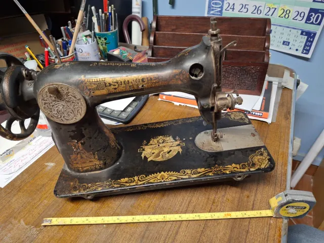 Máquina de coser antigua SINGER