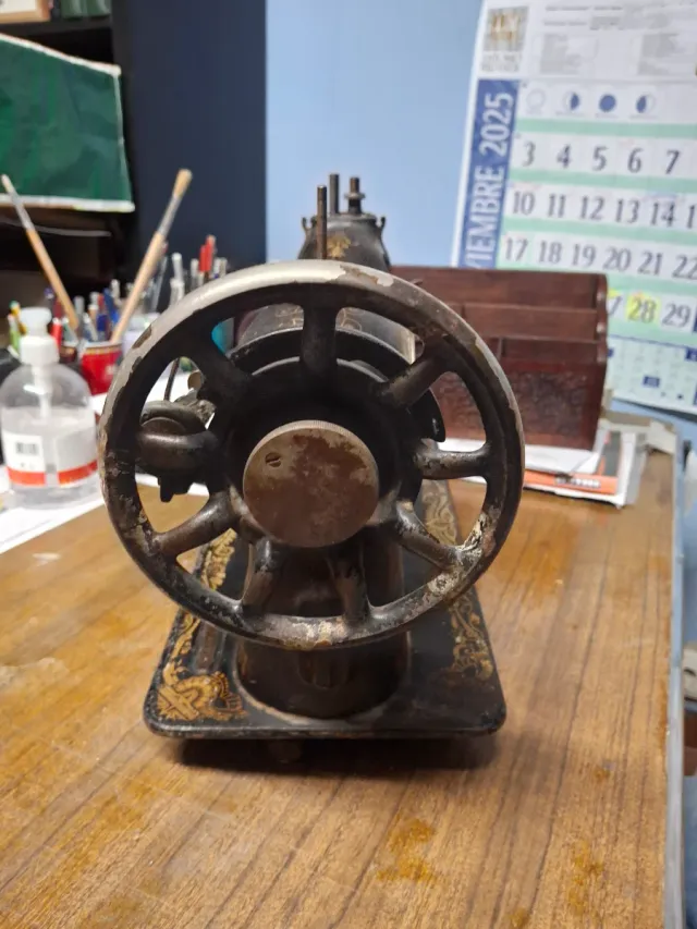 Máquina de coser antigua SINGER