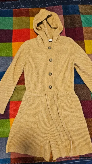 Mono beige de manga larga y pantalón corto