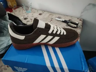 Zapatillas Adidas Marrones y Blancas