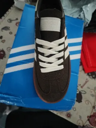 Zapatillas Adidas Marrones y Blancas