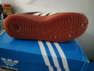 Zapatillas Adidas Marrones y Blancas