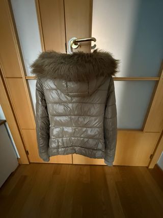 Plumas Zara con capucha y pelo Talla M