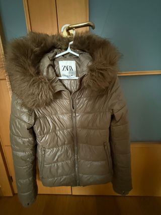 Plumas Zara con capucha y pelo Talla M