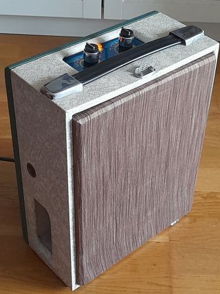 Antiguo amplificador a válvulas para guitarra