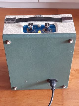Antiguo amplificador a válvulas para guitarra