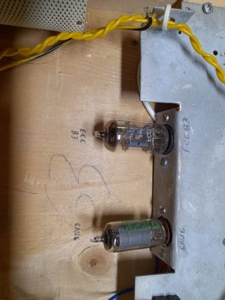 Antiguo amplificador a válvulas para guitarra